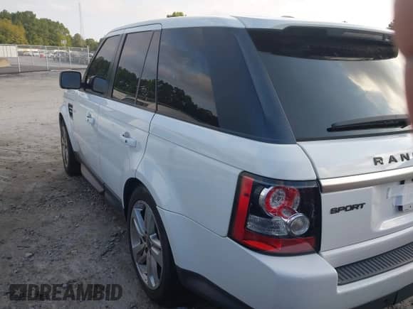 2013 Land Rover Range Rover Sport HSE Lux z VIN SALSK2D40DA810877, wystawiony jako IAAI lot #42797861 z przebiegiem 132 042 mil mil oraz . Historia ofert i sprzedaży dostępna na DreamBid. Obrazek 3.