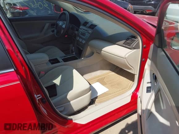 2007 Toyota Camry LE z VIN 4T1BE46K47U111885, wystawiony jako IAAI lot #43067470 z przebiegiem 118 231 mil mil oraz . Historia ofert i sprzedaży dostępna na DreamBid. Obrazek 5.