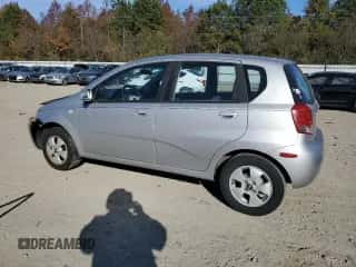2006 Chevrolet Aveo LS z VIN KL1TD666X6B628457, wystawiony jako Copart lot #82112454 z przebiegiem 85 616 mil mil oraz Szkoda całkowita • Salvage title. Historia ofert i sprzedaży dostępna na DreamBid. Obrazek 2.