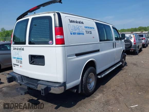 2018 Chevrolet Express Cargo with VIN 1GCWGAFG0J1909366, listed as a IAAI auction lot 42105840 with 533,910 mi miles and . Bid and sale history available at DreamBid. Image 4.