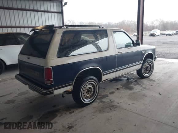 1987 Chevrolet Blazer z VIN 1GNCT18R3H0152807, wystawiony jako IAAI lot #41850727 z przebiegiem 96 276 mil mil oraz . Historia ofert i sprzedaży dostępna na DreamBid. Obrazek 4.