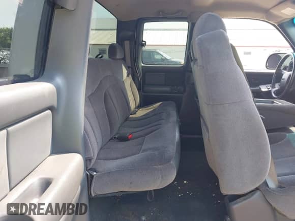 2002 GMC Sierra 1500 SLE z VIN 2GTEK19T921426568, wystawiony jako IAAI lot #42930637 z przebiegiem 141 980 mil mil oraz . Historia ofert i sprzedaży dostępna na DreamBid. Obrazek 8.