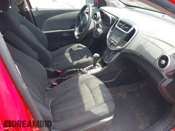 2017 Chevrolet Sonic LT z VIN 1G1JD5SHXH4117039, wystawiony jako IAAI lot #43046453 z przebiegiem 116 671 mil mil oraz . Historia ofert i sprzedaży dostępna na DreamBid. Obrazek 5.