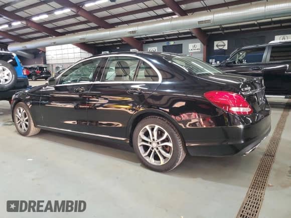 2015 Mercedes-Benz C 300 Luxury z VIN 55SWF4KBXFU022076, wystawiony jako Copart lot #89859425 z przebiegiem 213 704 mil mil oraz Czysty tytuł • Clean title. Historia ofert i sprzedaży dostępna na DreamBid. Obrazek 2.