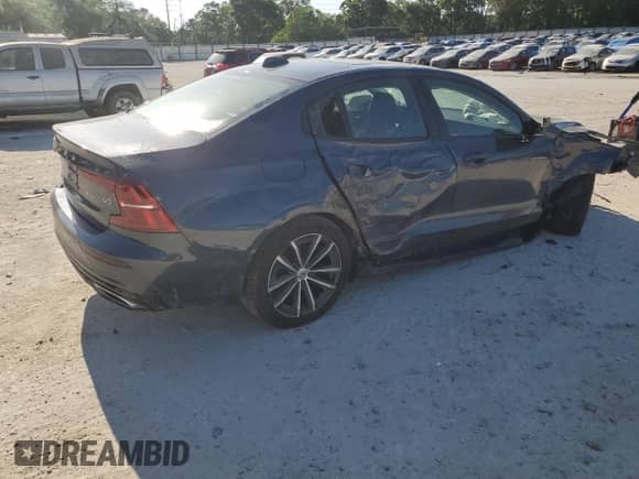 2022 Volvo S60 Momentum z VIN 7JRL12FZ3NG161437, wystawiony jako Copart lot #52924345 z przebiegiem 45 032 mil mil oraz Nie do naprawy • Non repairable. Historia ofert i sprzedaży dostępna na DreamBid. Obrazek 3.