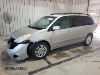 2008 Toyota Sienna XLE z VIN 5TDBK22C28S017896, wystawiony jako Copart lot #64607985 z przebiegiem 219 449 mil mil oraz Szkoda całkowita • Salvage title. Historia ofert i sprzedaży dostępna na DreamBid. Obrazek 1.