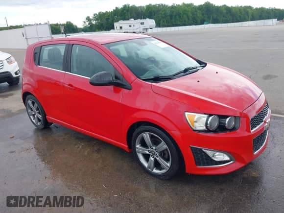 2013 Chevrolet Sonic RS z VIN 1G1JH6SB5D4158355, wystawiony jako IAAI lot #42234638 z przebiegiem 164 870 mil mil oraz . Historia ofert i sprzedaży dostępna na DreamBid. Obrazek 1.