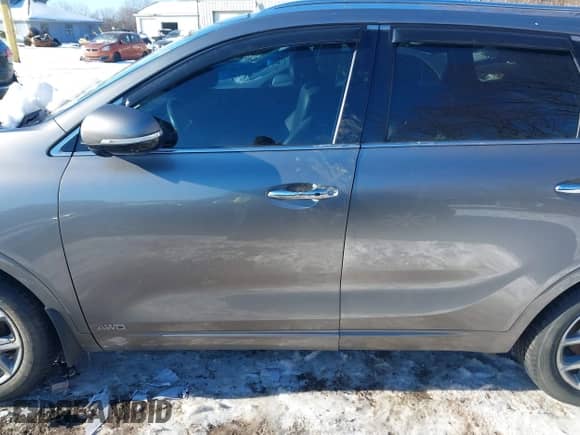 2016 Kia Sorento SXL z VIN 5XYPKDA58GG080887, wystawiony jako IAAI lot #41315725 z przebiegiem 140 831 mil mil oraz . Historia ofert i sprzedaży dostępna na DreamBid. Obrazek 13.