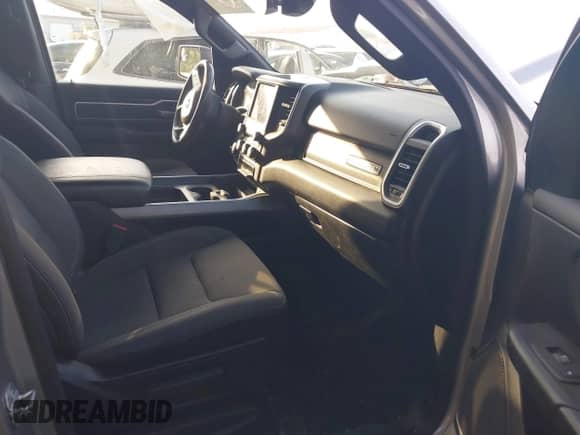 2022 Ram 1500 Big Horn z VIN 1C6RRFFG3NN295875, wystawiony jako IAAI lot #42792837 z przebiegiem 68 696 mil mil oraz . Historia ofert i sprzedaży dostępna na DreamBid. Obrazek 5.