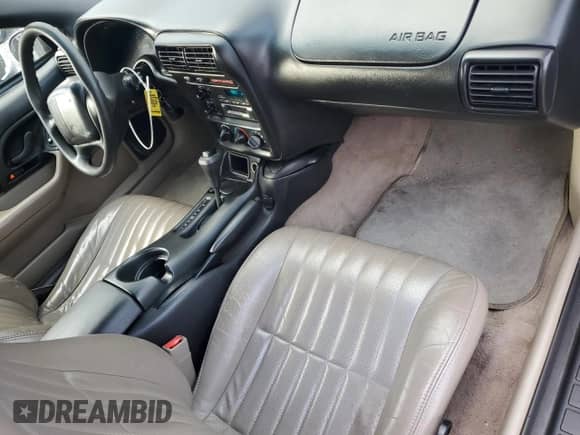 2000 Chevrolet Camaro z VIN 2G1FP22K3Y2175409, wystawiony jako Copart lot #87625535 z przebiegiem 122 301 mil mil oraz Czysty tytuł • Clean title. Historia ofert i sprzedaży dostępna na DreamBid. Obrazek 8.