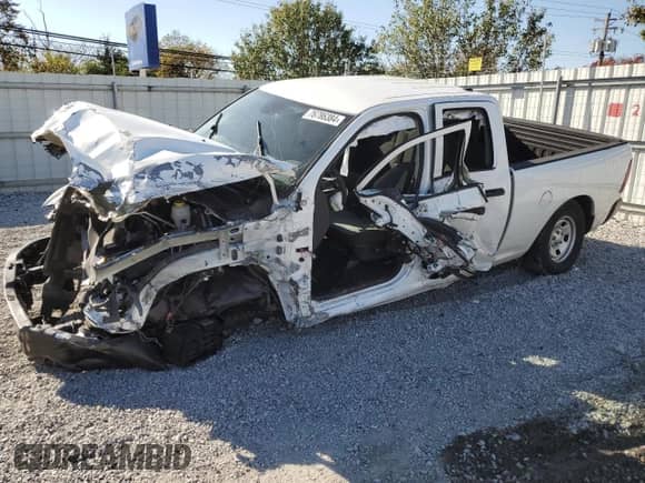 2023 Ram 1500 Tradesman z VIN 1C6RR7FTXPS527685, wystawiony jako Copart lot #76786384 z przebiegiem Nie podano mil oraz Szkoda całkowita • Salvage title. Historia ofert i sprzedaży dostępna na DreamBid. Obrazek 1.