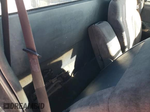 1996 Chevrolet S-10 LS z VIN 1GCDT14W5TK213466, wystawiony jako Copart lot #74246364 z przebiegiem 297 773 mil mil oraz Szkoda całkowita • Salvage title. Historia ofert i sprzedaży dostępna na DreamBid. Obrazek 10.