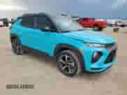 2022 Chevrolet TrailBlazer RS z VIN KL79MTSL7NB113960, wystawiony jako Copart lot #81204725 z przebiegiem 63 582 mil mil oraz Szkoda całkowita • Salvage title. Historia ofert i sprzedaży dostępna na DreamBid. Obrazek 4.