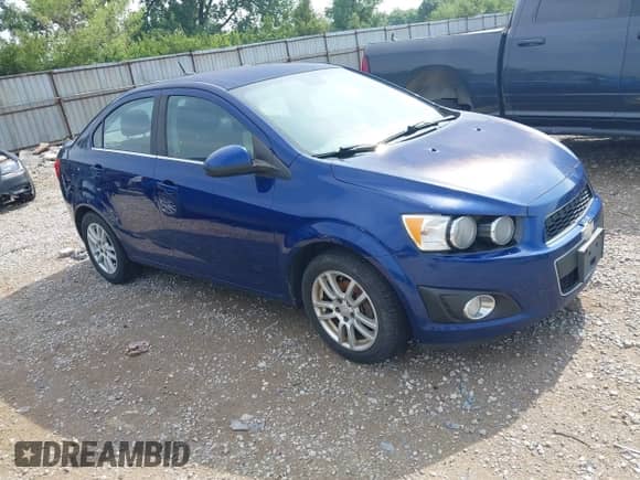 2013 Chevrolet Sonic LT z VIN 1G1JC5SH9D4172157, wystawiony jako IAAI lot #42797810 z przebiegiem 177 243 mil mil oraz . Historia ofert i sprzedaży dostępna na DreamBid. Obrazek 1.
