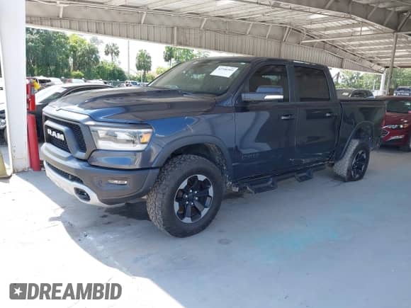 2019 Ram 1500 Rebel z VIN 1C6SRFLT1KN560260, wystawiony jako IAAI lot #42346505 z przebiegiem 134 862 mil mil oraz . Historia ofert i sprzedaży dostępna na DreamBid. Obrazek 2.