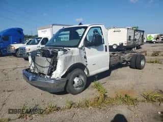 2018 Chevrolet Express Commercial z VIN 1GB3GSCG0J1302871, wystawiony jako Copart lot #51438024 z przebiegiem 67 392 mil mil oraz Szkoda całkowita • Salvage title. Historia ofert i sprzedaży dostępna na DreamBid. Obrazek 1.