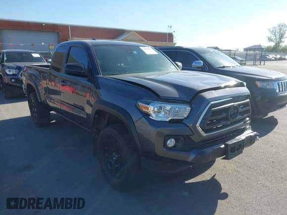 2023 Toyota Tacoma SR z VIN 3TYSZ5AN0PT105784, wystawiony jako IAAI lot #43490092 z przebiegiem 108 330 mil mil oraz . Historia ofert i sprzedaży dostępna na DreamBid. Obrazek 1.