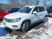 2017 Volkswagen Tiguan Wolfsburg Edition z VIN WVGRV7AX1HK005782, wystawiony jako IAAI lot #41624861 z przebiegiem 114 660 mil mil oraz . Historia ofert i sprzedaży dostępna na DreamBid. Obrazek 2.