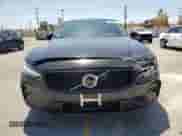 2024 Volvo S60 Plus Dark Theme z VIN 7JRL12FL0RG325468, wystawiony jako Copart lot #57185295 z przebiegiem 32 862 mil mil oraz Szkoda całkowita • Salvage title. Historia ofert i sprzedaży dostępna na DreamBid. Obrazek 5.