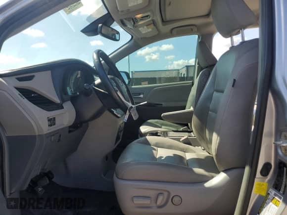 2018 Toyota Sienna XLE z VIN 5TDYZ3DC4JS944719, wystawiony jako Copart lot #83845585 z przebiegiem 141 567 mil mil oraz Szkoda całkowita • Salvage title. Historia ofert i sprzedaży dostępna na DreamBid. Obrazek 7.