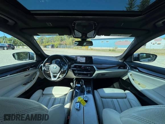 2018 BMW 5 Series 540i xDrive z VIN WBAJE7C57JWC54955, wystawiony jako Copart lot #85779185 z przebiegiem 144 313 mil mil oraz Czysty tytuł • Clean title. Historia ofert i sprzedaży dostępna na DreamBid. Obrazek 9.