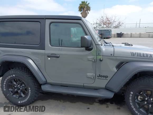 2022 Jeep Wrangler Sport S z VIN 1C4GJXAN2NW176325, wystawiony jako IAAI lot #42168112 z przebiegiem 18 004 mil mil oraz . Historia ofert i sprzedaży dostępna na DreamBid. Obrazek 14.