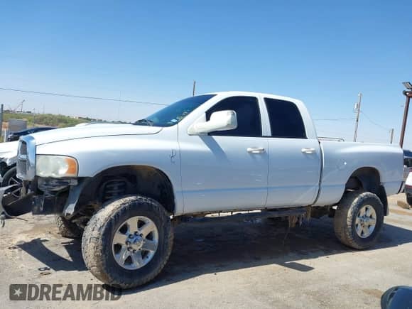 2005 Dodge 2500 SLT z VIN 3D7KS28C05G741609, wystawiony jako IAAI lot #42322081 z przebiegiem 323 407 mil mil oraz . Historia ofert i sprzedaży dostępna na DreamBid. Obrazek 14.