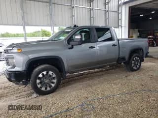 2024 Chevrolet Silverado 2500HD Custom с VIN 2GC4YMEY6R1240171, выставлен на аукционе Copart как лот 62292035 с пробегом 35 670 миль миль и Списание • Salvage title. История ставок и продаж доступна на DreamBid. Изображение 1.