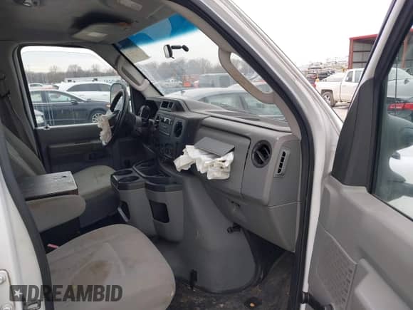 2009 Ford Econoline Cargo Commercial z VIN 1FTNE14W49DA93428, wystawiony jako IAAI lot #41641859 z przebiegiem 220 630 mil mil oraz . Historia ofert i sprzedaży dostępna na DreamBid. Obrazek 5.