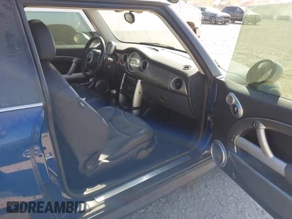 2003 MINI Hardtop S z VIN WMWRE33473TD66999, wystawiony jako IAAI lot #43541220 z przebiegiem 116 760 mil mil oraz . Historia ofert i sprzedaży dostępna na DreamBid. Obrazek 5.