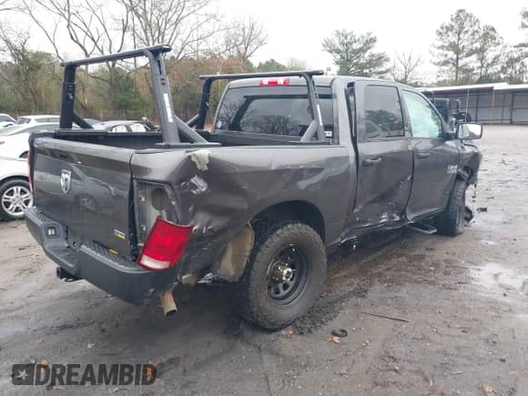 2018 Ram 1500 Express z VIN 1C6RR6KG3JS127669, wystawiony jako IAAI lot #38140829 z przebiegiem 131 565 mil mil oraz . Historia ofert i sprzedaży dostępna na DreamBid. Obrazek 4.