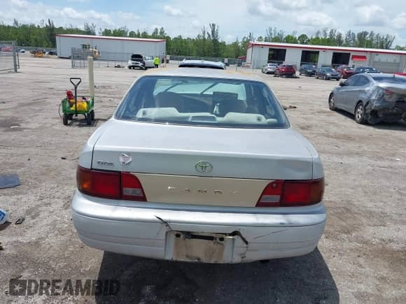1995 Toyota Camry DX z VIN 4T1SK11E7SU593303, wystawiony jako IAAI lot #42673481 z przebiegiem 258 849 mil mil oraz . Historia ofert i sprzedaży dostępna na DreamBid. Obrazek 16.