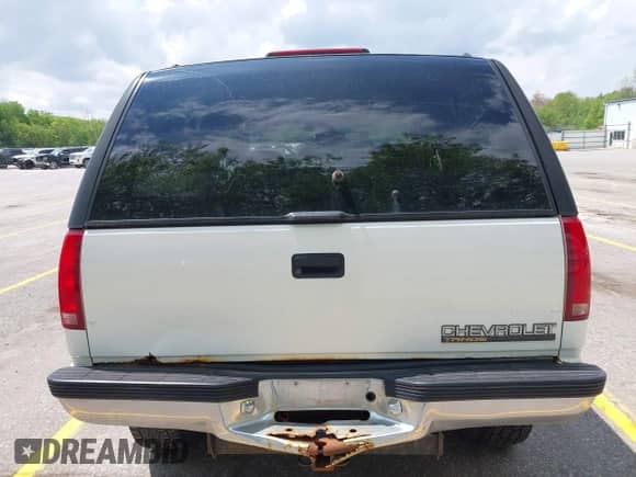 1998 Chevrolet Tahoe with VIN 3GNEK18R4WG141013, listed as a IAAI auction lot 42268580 with 226,330 mi miles and . Bid and sale history available at DreamBid. Image 16.