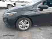 2018 Chevrolet Cruze LT z VIN 1G1BE5SM4J7124314, wystawiony jako IAAI lot #43448494 z przebiegiem 110 914 mil mil oraz . Historia ofert i sprzedaży dostępna na DreamBid. Obrazek 17.