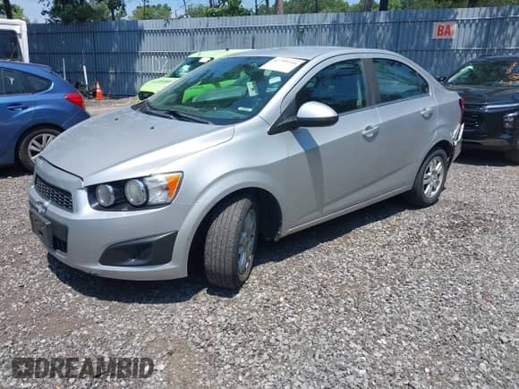 2016 Chevrolet Sonic LT z VIN 1G1JC5SH7G4114195, wystawiony jako IAAI lot #42799744 z przebiegiem 138 202 mil mil oraz . Historia ofert i sprzedaży dostępna na DreamBid. Obrazek 17.