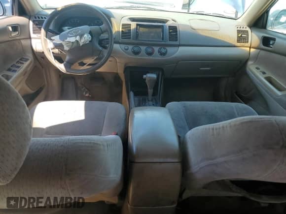 2004 Toyota Camry LE z VIN 4T1BF32KX4U570301, wystawiony jako Copart lot #71390505 z przebiegiem 264 810 mil mil oraz Szkoda całkowita • Salvage title. Historia ofert i sprzedaży dostępna na DreamBid. Obrazek 8.