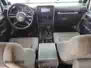 2007 Jeep Wrangler Unlimited Sahara z VIN 1J4GA59167L212909, wystawiony jako Copart lot #82455775 z przebiegiem 124 148 mil mil oraz Czysty tytuł • Clean title. Historia ofert i sprzedaży dostępna na DreamBid. Obrazek 8.