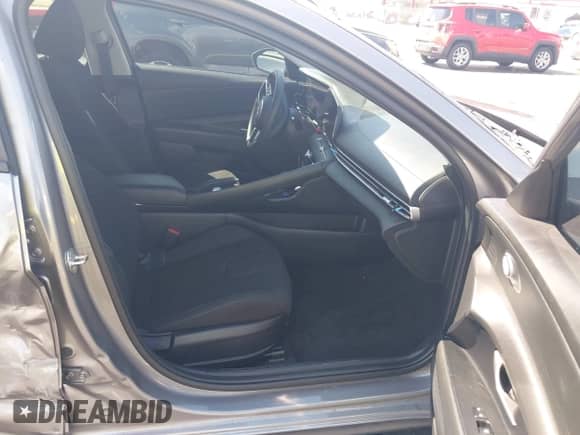 2024 Hyundai Elantra SEL z VIN KMHLM4DG0RU832858, wystawiony jako IAAI lot #43229755 z przebiegiem 11 058 mil mil oraz . Historia ofert i sprzedaży dostępna na DreamBid. Obrazek 5.