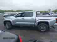 2024 Toyota Tacoma SR5 z VIN 3TMLB5JN3RM061237, wystawiony jako IAAI lot #42166090 z przebiegiem 178 mil mil oraz . Historia ofert i sprzedaży dostępna na DreamBid. Obrazek 15.