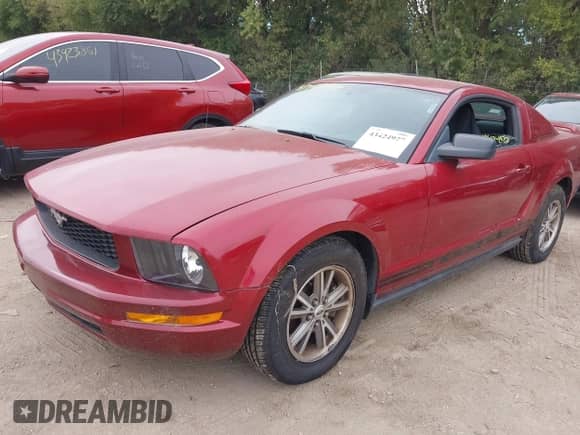 2005 Ford Mustang Deluxe z VIN 1ZVFT80N655110828, wystawiony jako IAAI lot #43424977 z przebiegiem 170 331 mil mil oraz . Historia ofert i sprzedaży dostępna na DreamBid. Obrazek 2.