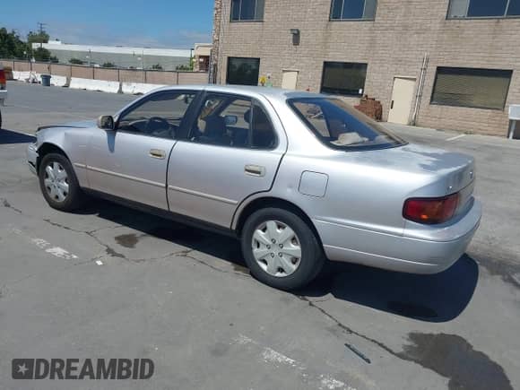 1995 Toyota Camry LE z VIN 4T1GK12E0SU860849, wystawiony jako IAAI lot #42358373 z przebiegiem 162 463 mil mil oraz . Historia ofert i sprzedaży dostępna na DreamBid. Obrazek 3.