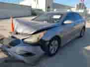 2013 Hyundai Sonata z VIN KMHEC4A46DA071883, wystawiony jako IAAI lot #42334981 z przebiegiem 200 689 mil mil oraz . Historia ofert i sprzedaży dostępna na DreamBid. Obrazek 2.