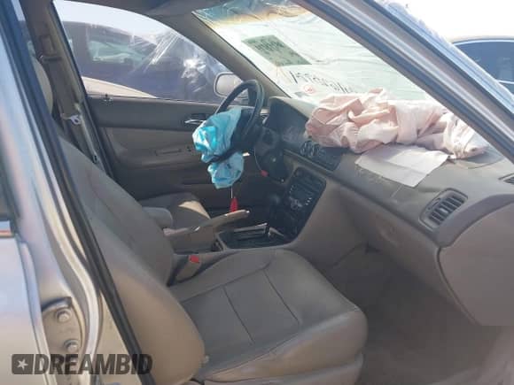 1996 Honda Accord EX z VIN 1HGCE667XTA019483, wystawiony jako IAAI lot #39625724 z przebiegiem 211 631 mil mil oraz . Historia ofert i sprzedaży dostępna na DreamBid. Obrazek 5.