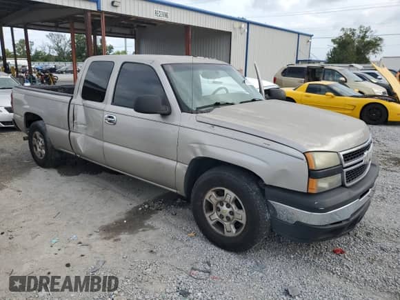 2007 Chevrolet Silverado 1500 Work Truck z VIN 1GCEC19X27Z184222, wystawiony jako Copart lot #83969195 z przebiegiem 340 111 mil mil oraz Szkoda całkowita • Salvage title. Historia ofert i sprzedaży dostępna na DreamBid. Obrazek 4.