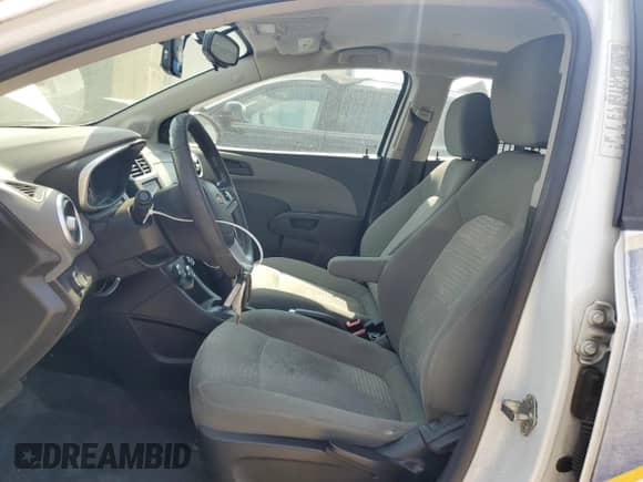 2020 Chevrolet Sonic LT z VIN 1G1JG6SB9L4114585, wystawiony jako Copart lot #85409325 z przebiegiem 86 815 mil mil oraz Czysty tytuł • Clean title. Historia ofert i sprzedaży dostępna na DreamBid. Obrazek 7.