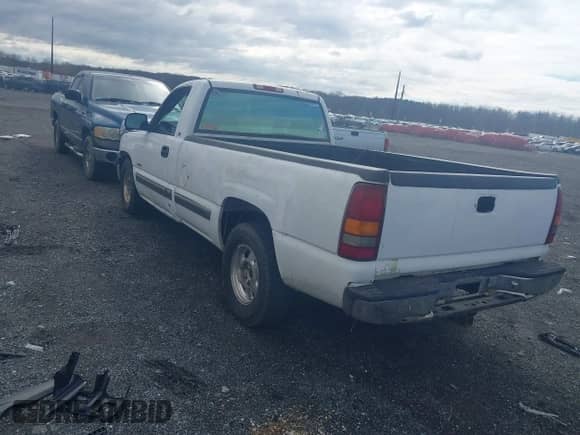 2000 Chevrolet Silverado 1500 z VIN 1GCEC14V6YE419087, wystawiony jako IAAI lot #38916431 z przebiegiem Nie podano mil oraz . Historia ofert i sprzedaży dostępna na DreamBid. Obrazek 3.