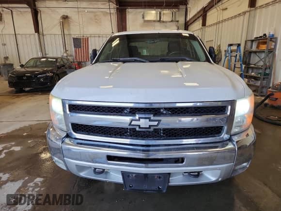 2011 Chevrolet Silverado 1500 LT with VIN 3GCPKSE38BG327025, listed as a Copart auction lot 81982475 with 205,326 mi miles and Non repairable. Bid and sale history available at DreamBid. Image 5.