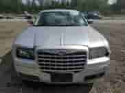 2010 Chrysler 300 Touring z VIN 2C3CA5CV0AH152067, wystawiony jako Copart lot #84941475 z przebiegiem 121 634 mil mil oraz Szkoda całkowita • Salvage title. Historia ofert i sprzedaży dostępna na DreamBid. Obrazek 5.