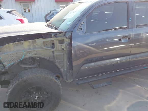 2022 Toyota Tacoma SR5 z VIN 3TMAZ5CN5NM195631, wystawiony jako IAAI lot #43172697 z przebiegiem 40 382 mil mil oraz . Historia ofert i sprzedaży dostępna na DreamBid. Obrazek 6.
