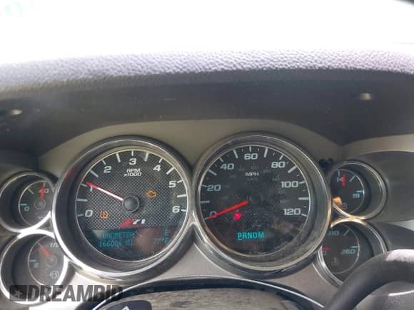 2010 Chevrolet Silverado 1500 LT z VIN 1GCSKSE38AZ281530, wystawiony jako IAAI lot #42364807 z przebiegiem 166 006 mil mil oraz . Historia ofert i sprzedaży dostępna na DreamBid. Obrazek 7.